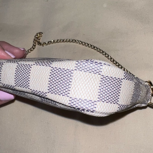 Louis Vuitton Mini Pochette - Picture 4 of 9